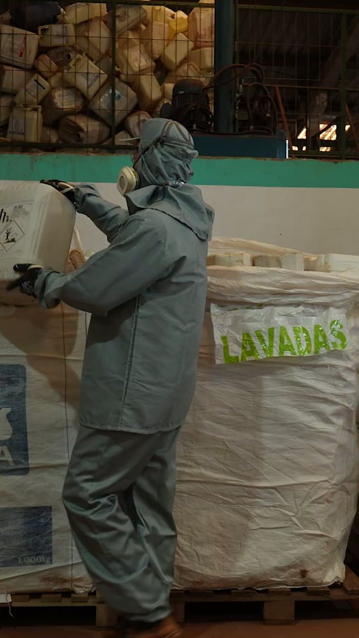 Profissional realizando o manejo correto de embalagens